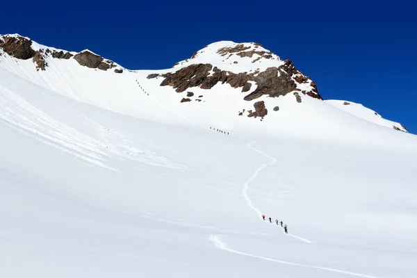 位于奥地利蒂罗尔阿尔卑斯的绳索队 带着冰柱爬向Sexegertenspitze的Sexegertenferner冰川和蓝天的高山雪景 — 图库照片