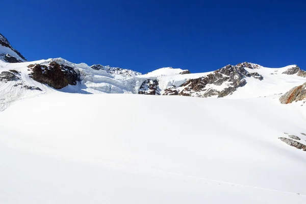 奥地利蒂罗尔阿尔卑斯山脉的高山雪景 冰河与蓝天 — 图库照片