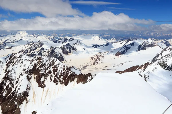 山頂から見たアルプスのメインチェーン上の山の雪のパノラマチロルアルプス オーストリアの青い空 — ストック写真