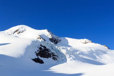 Buzul Taschachferner 'da dağ kar panoraması ve Avusturya' nın Tyrol Alplerinde Wildspitze zirvesi