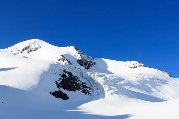 奥地利蒂罗尔阿尔卑斯山区塔斯卡菲尔纳冰川上的高山雪景和山顶荒原 — 图库照片