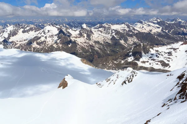 山頂から見たアルプスのメインチェーン上の山の雪のパノラマチロルアルプス オーストリアの青い空 — ストック写真
