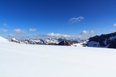 Avusturya 'nın Tyrol Alpleri' nde buzul Taschachferner üzerindeki dağ kar panoraması
