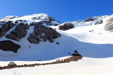 İp ekibi, Avusturya 'nın Tyrol Alpleri' nde buzul seksgertenferner ve dağ kar panoramasında mola verdi.