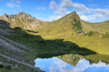 Dağ ve göl yansıması ile alpine hut