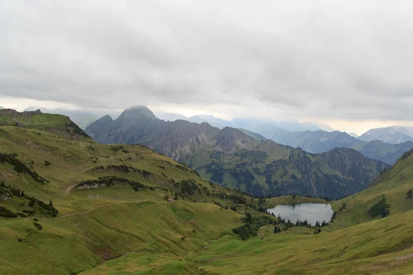 Panaroma de montaña con lago — Foto de Stock