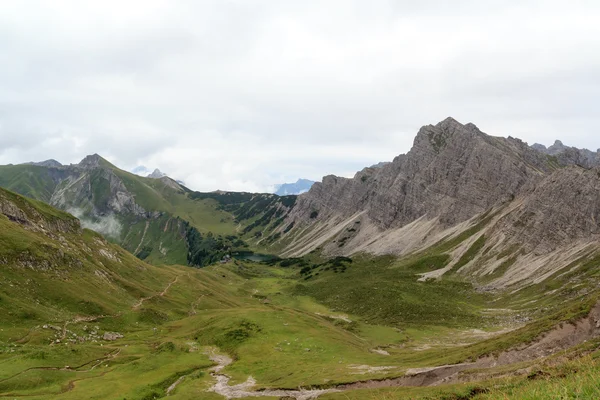 Panorama de montaña con Landsberger Hutte —  Fotos de Stock