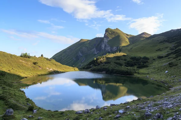 Dağ gölü yansıması ile — Stok fotoğraf