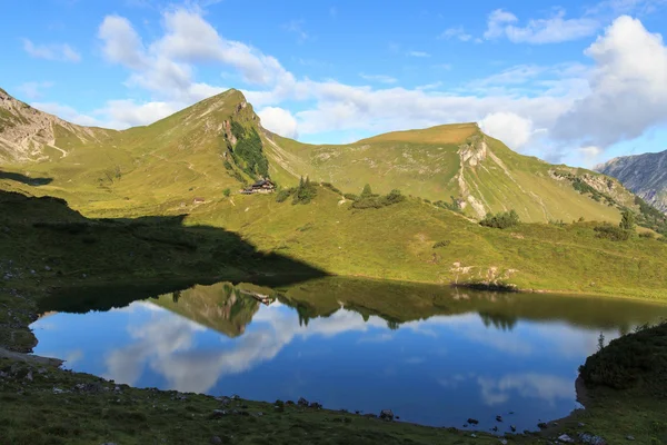 山和阿尔卑斯山小屋与湖中的倒影 — 图库照片