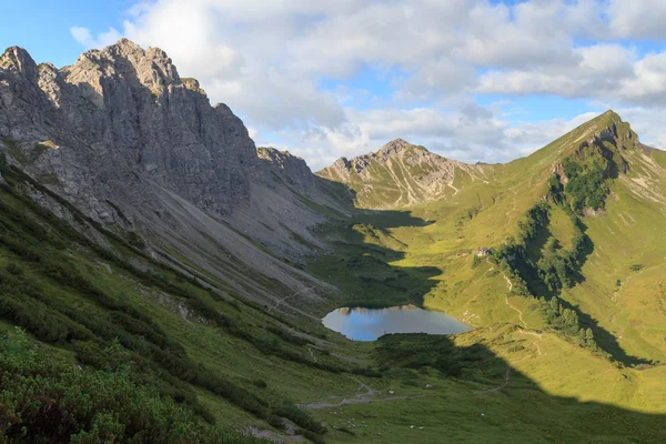Panorama de montagne avec cabane alpine — Photo
