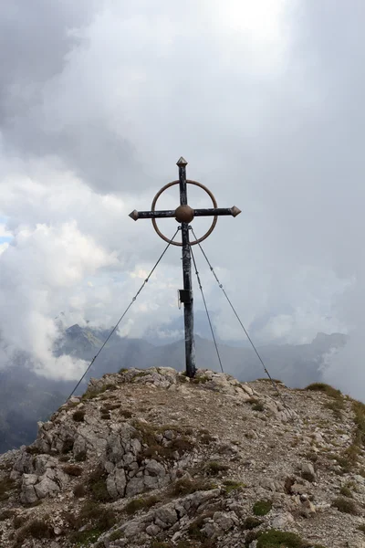 ΣΥΝΑΝΤΗΣΗ ΚΟΡΥΦΗΣ Σταυρός Leilachspitze — Φωτογραφία Αρχείου