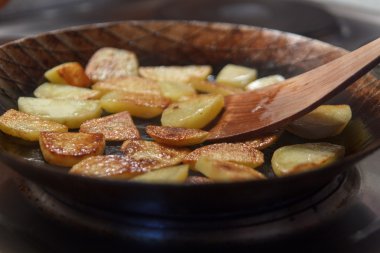 Demir tava spatula ile fiş