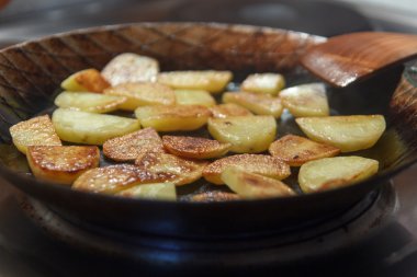 Demir tava spatula ile fiş