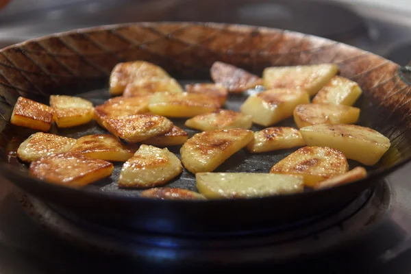 Batatas fritas em frigideira de ferro — Fotografia de Stock