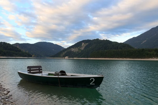 Barco a remo em Sylvensteinstausee — Fotografia de Stock