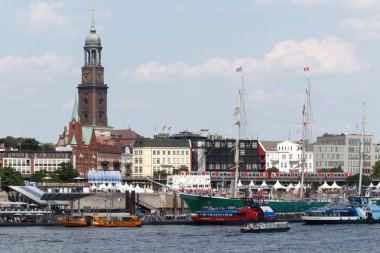 St. Pauli Piers Hamburg St. Michael'ın Kilisesi ile