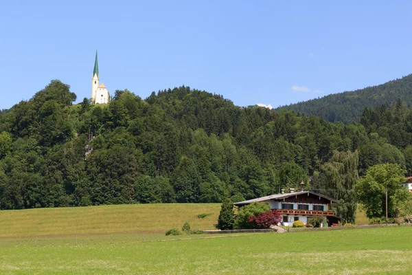 教会和在阿尔卑斯山的房子 — 图库照片