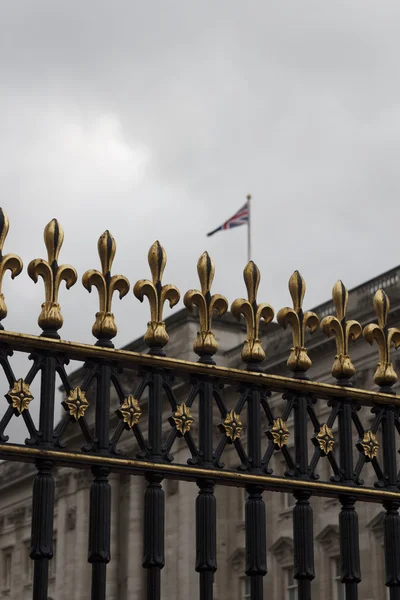 Detalle de la cerca del Palacio de Buckingham — Foto de Stock