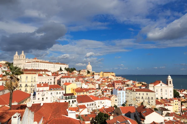 Vista su Alfama, Lisbona da Miradouro Santa Luzia — Foto Stock