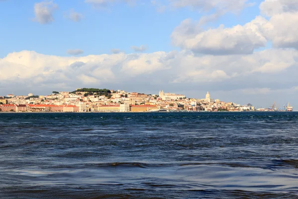 Vista sul fiume Tago verso la città storica di Lisbona — Foto Stock