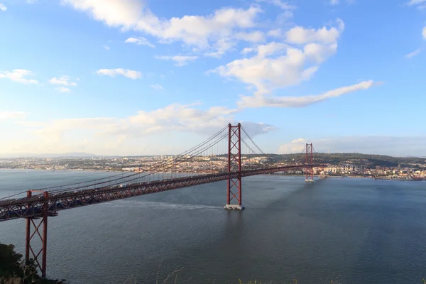 Ponte 25 de Abril e paesaggio urbano di Lisbona — Foto Stock