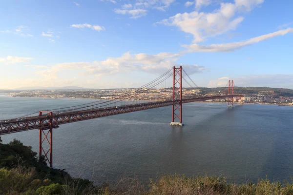 Ponte 25 de Abril e paesaggio urbano di Lisbona — Foto Stock