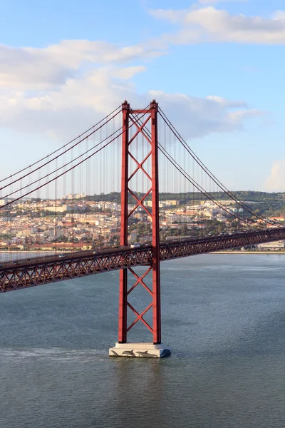 Ponte 25 de Abril e paesaggio urbano di Lisbona — Foto Stock