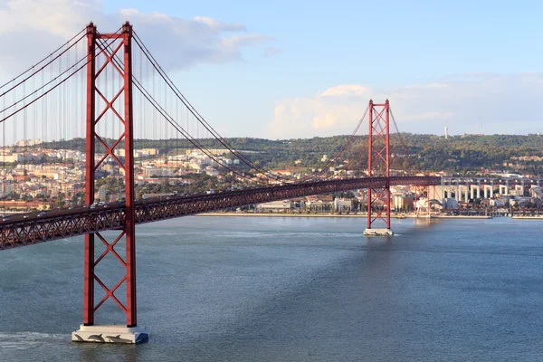Ponte 25 de Abril e paesaggio urbano di Lisbona — Foto Stock