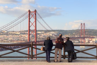Eski insanlar 25 de Abril Köprüsü ve Lizbon cityscape arıyorum