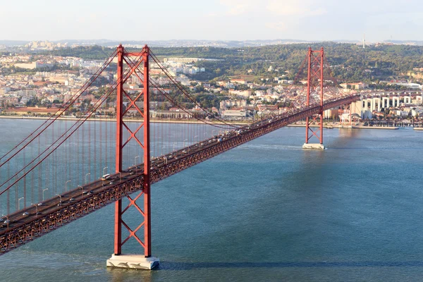 Ponte 25 de Abril e paesaggio urbano di Lisbona — Foto Stock