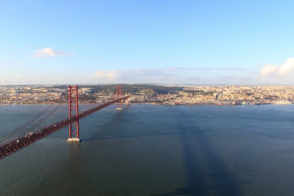 Ponte 25 de Abril e paesaggio urbano di Lisbona — Foto Stock