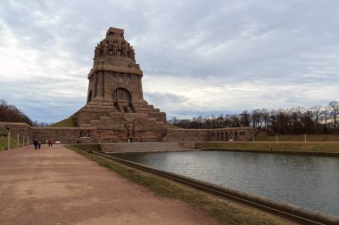 (Volkerschlachtdenkmal Milletler Muharebesi Anıtı)