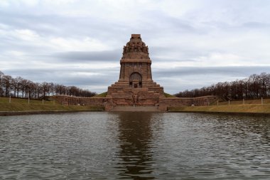 (Volkerschlachtdenkmal Milletler Muharebesi Anıtı)
