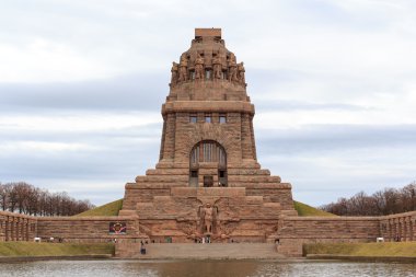 (Volkerschlachtdenkmal Milletler Muharebesi Anıtı)