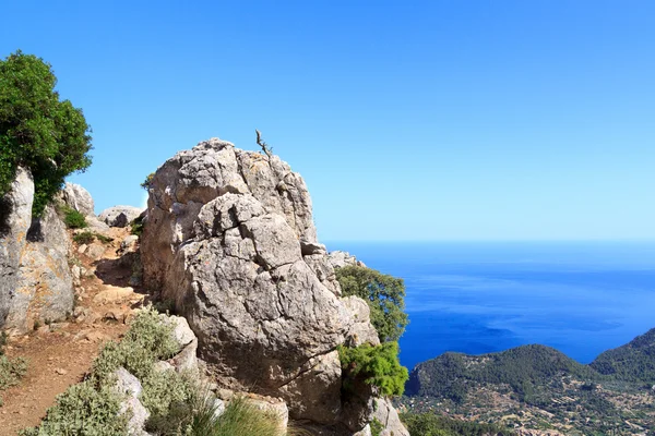 Caminhadas em Maiorca com mar no fundo — Fotografia de Stock