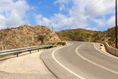 Rodos, Yunanistan dağlarında serpantin yol