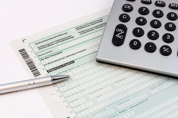 Form of income tax return with ball pen and pocket calculator — Stock Photo, Image