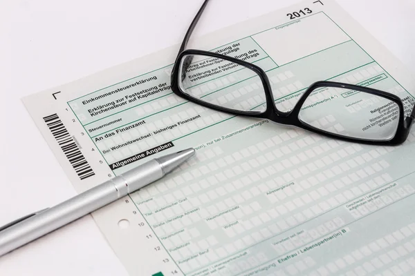 Formulář přiznání daně z příjmu s kuličkového pera a brýle — Stock fotografie