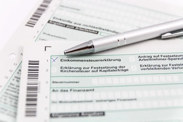 Form of income tax return with ball pen and short depth of sharpness — Stock Photo, Image