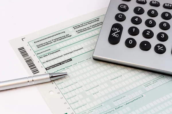 Formą podatku dochodowego z długopis i kalkulator kieszonkowy Zdjęcia Stockowe bez tantiem