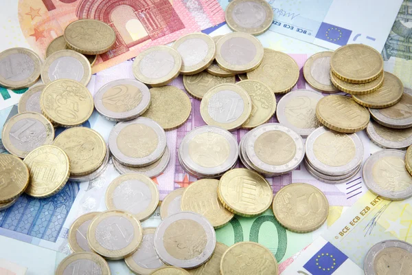 Euro coins on euro banknotes — Stock Photo, Image