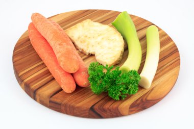 Mirepoix beyaz arka plan ile ahşap kesme tahtası üzerinde