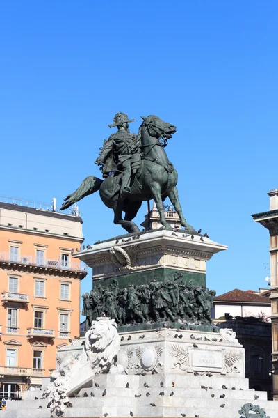 Пам'ятник король Віктор Emmanuel Ii на площі Пьяцца дель Дуомо, Мілан — стокове фото