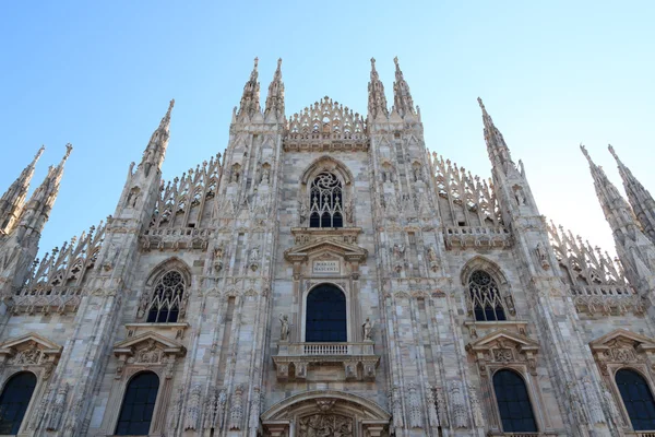 Przed Katedra w Mediolanie z błękitnego nieba — Zdjęcie stockowe