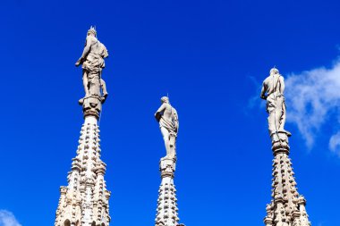 Milano Katedrali'ne ve mavi gökyüzü heykel