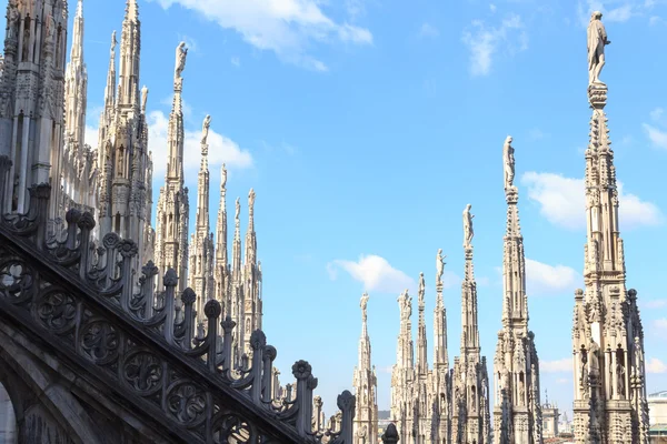 Posągi na katedry w Mediolanie i błękitne niebo — Zdjęcie stockowe