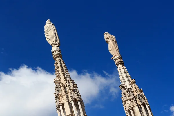 밀라노 대성당과 푸른 하늘에 동상 — 스톡 사진