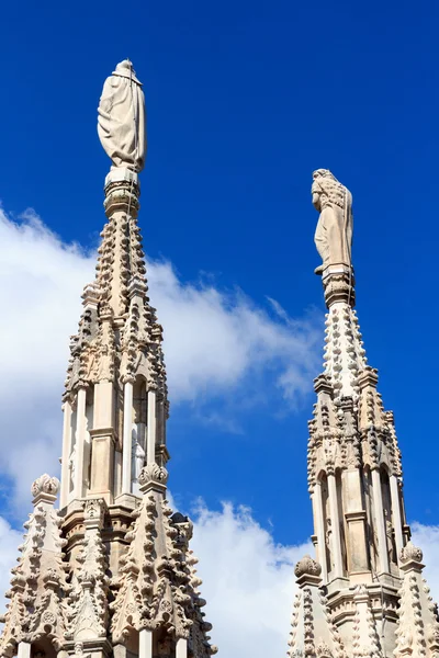 青い空やミラノ大聖堂の彫像 — ストック写真