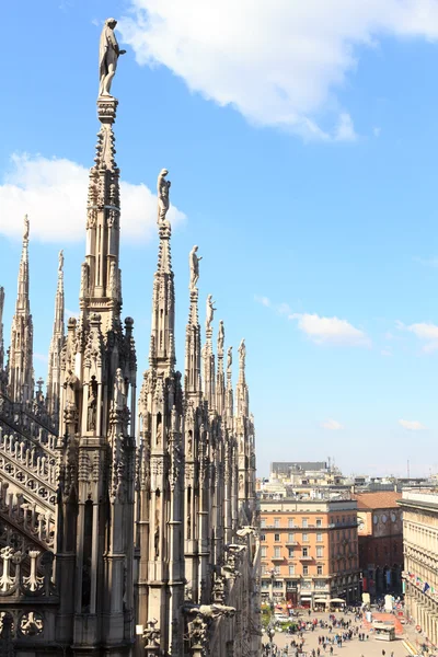 Posągi na mediolańskiej katedry i Piazza del Duomo — Zdjęcie stockowe
