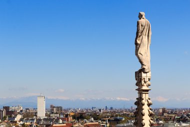 Katedral heykel ve Milan cityscape bakış